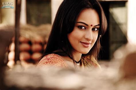 Movies Blog: Sonakshi Sinha Hot in Dabangg 2 | Wallpaper Images Buzz