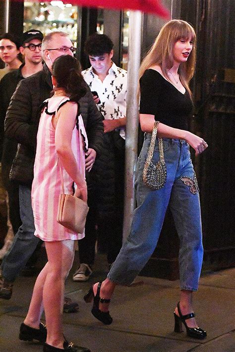 Taylor Swift’s NYC Dinner In 1st Photos & Videos Since Joe Alwyn Split – Hollywood Life