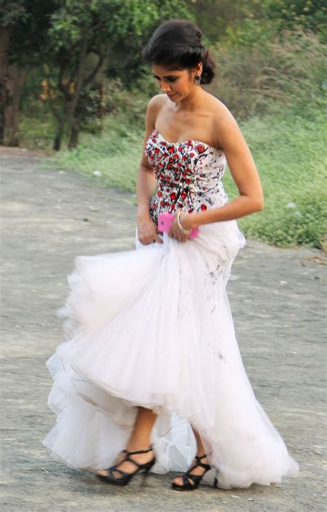 Ratan Rajput Fumbles With Gown At Bigg Boss 7 Finale - Indiatimes.com