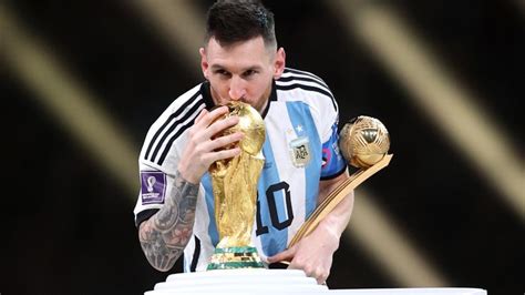 Messi posó junto a la Copa del Mundo en el vuelo de regreso del Mundial Qatar 2022