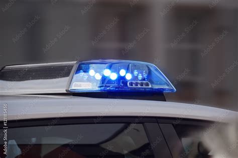 Polizeiauto mit eingeschaltetem Blaulicht Stock Photo | Adobe Stock