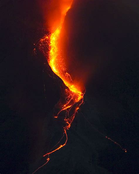 Merapi volcano photos: eruption in May 2006 - Part 1: glowing rock falls and the new lava dome