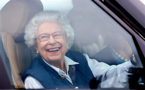 Pictures of the Day: Joyful picture of the Queen laughing arriving at ...