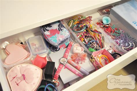 {Decluttering & Organising} Little Girls play jewellery and makeup ...