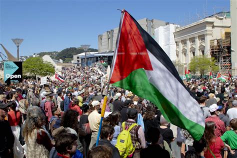 Thousands march in pro-Palestinian and pro-Israeli rallies across NZ