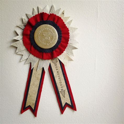 Felt + Paper Badge | Crafts, Award ribbons, School crafts