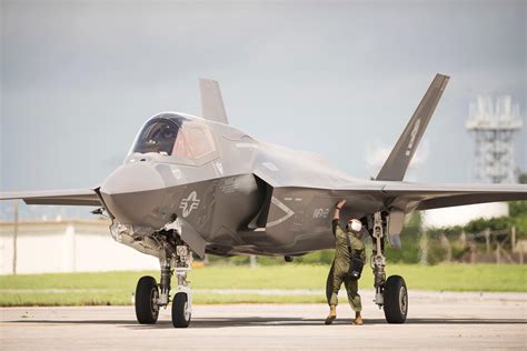 US Marine F-35B suffers nose gear collapse after emergency landing ...