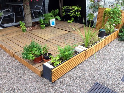 Terrace & Planters Made From Pallets • 1001 Pallets | Jardin con palets, Jardines, Muebles de jardin