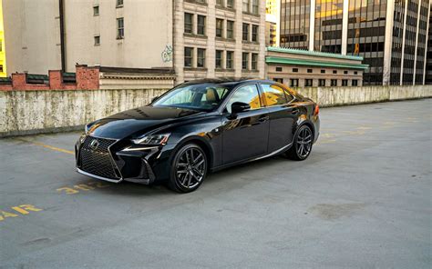 Lexus IS 300 Black Line : pas seulement pour les Hommes en noir - Guide Auto