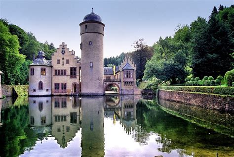 Schloß Mespelbrunn | Mespelbrunn Castle is a medieval moated… | Flickr