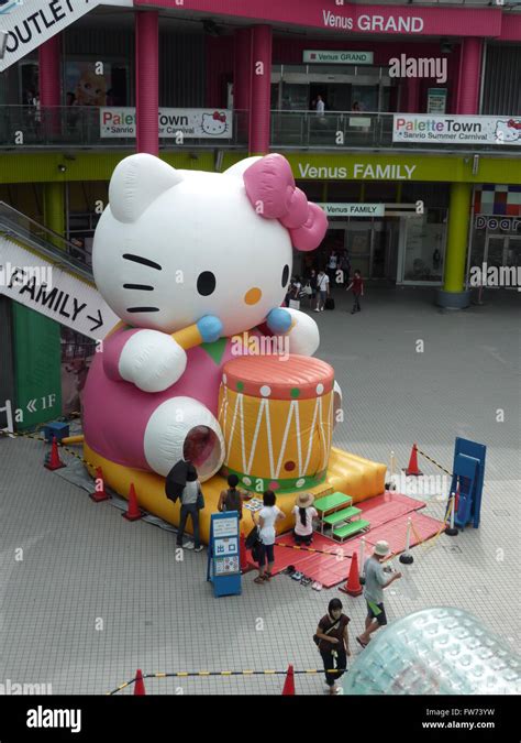 Big Hello Kitty Statue in Odaiba, Tokyo, Japan Stock Photo - Alamy