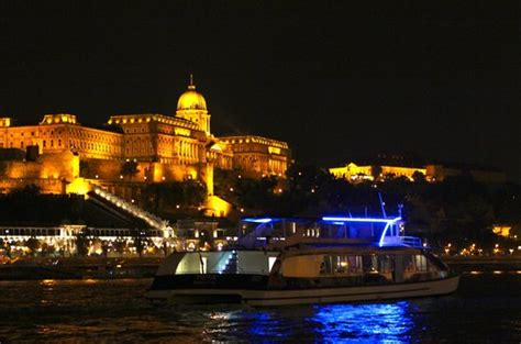 Nimrod Boat by Night Budapest Dinner Cruise | Budapest River Cruise