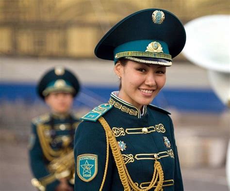 Asians in uniforms | 女性警察官, 軍服, 女性