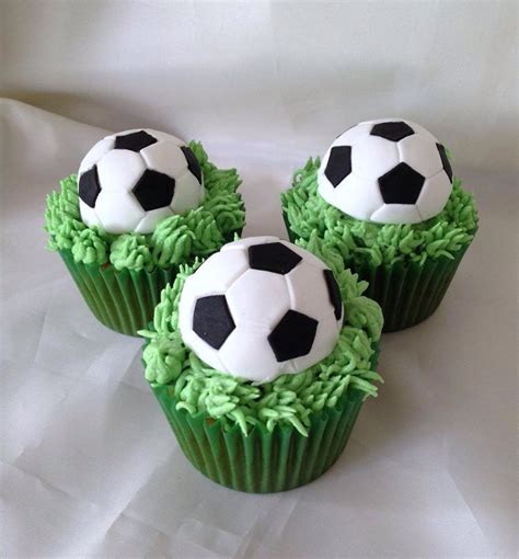 Diseños de cupcakes | Football cupcakes, Football cupcake cakes ...