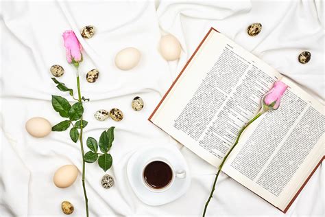 Easter morning with a cute rose flowers, black coffee and book - Creative Commons Bilder