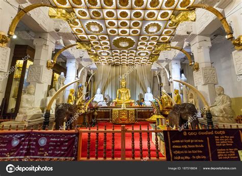 Sri Dalada Maligawa, Temple of the Buddha Tooth, Sri Lanka — Stock Photo © andrei-anpo #187516604