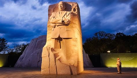 Monumento a Martin Luther King Jr - Viviendo en Arlington