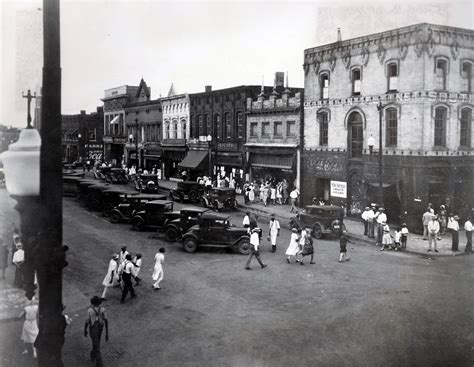 Newnan’s Thriving Downtown: 1880-1911.