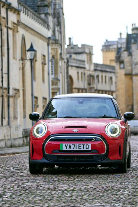 MINI Cooper SE in Oxford (06/2023).