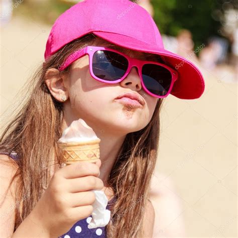 Niño Comiendo Helado En El Sol - Acerca de Helado