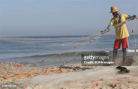 1,115 Palestinian Fishermen On The Beach In Gaza Stock Photos, High-Res ...