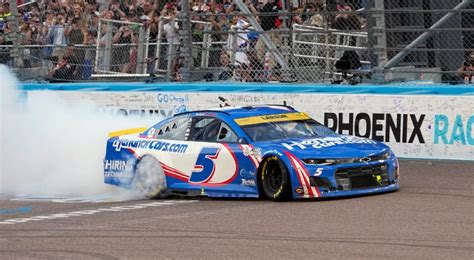 Kyle Larson secures NASCAR Cup series title with win at Phoenix Raceway