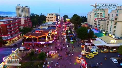 O ile Nesebar był miastem przekształconym do celów turystycznych o tyle Słoneczny brzeg wygląda ...