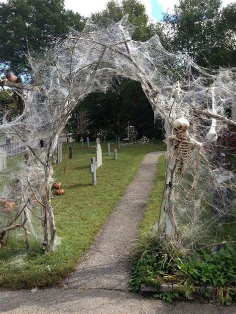 23 Welcome Scary Gate Design Ideas For Halloween | HomeMydesign | Halloween diy outdoor, Creepy ...