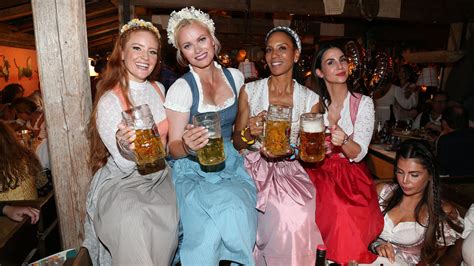 Das sind die 10 besten Dirndl-Looks auf dem Oktoberfest 2023