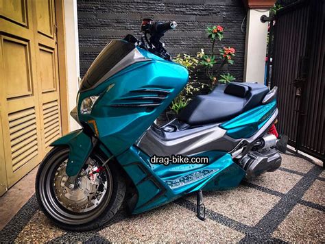 a blue motorcycle parked in front of a building