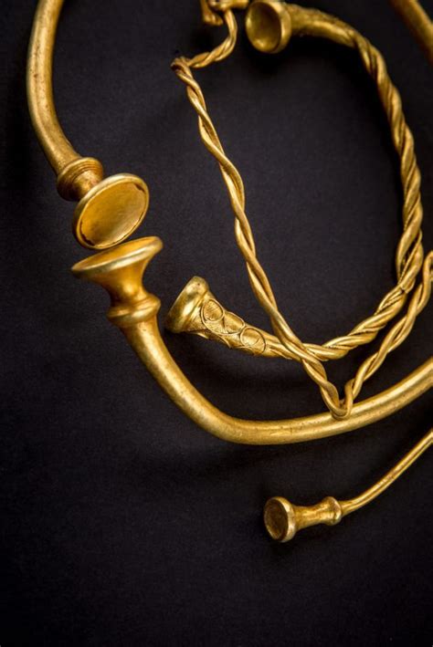 Amateur Treasure Hunters Find 2,500-Year-Old Gold Jewelry in English Field