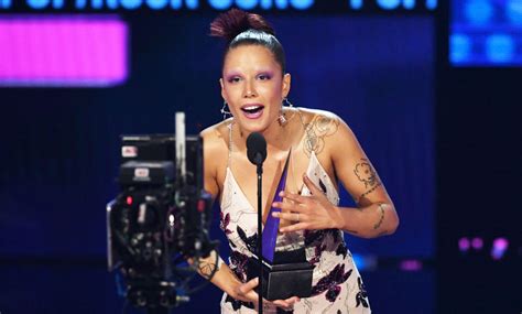 N.J. pop star Halsey wins 1st American Music Award after Grammy snub