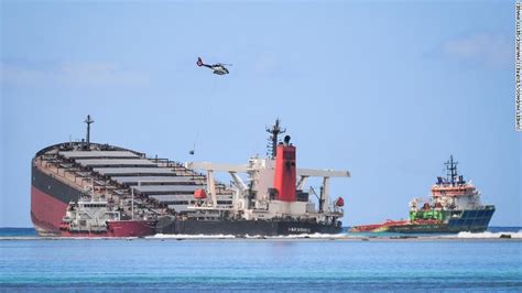 MV Wakashio Leaks Oil into Mauritius Coast, Splits into Two - Economy.pk