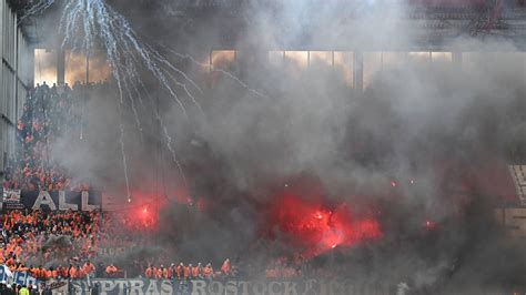 FC St. Pauli against Hansa Rostock: Rostock fans ignite pyrotechnics ...