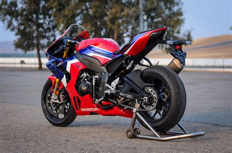 Up-Close with the Honda CBR1000RR-R Fireblade SP - Asphalt & Rubber