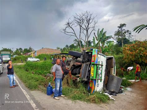 Stir Rusak, Truk Fuso Terbalik - HARIAN MISTAR