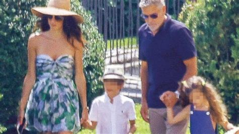 George Clooney e Amal Alamuddin in vacanza in Italia, la coppia con i figli a villa Oleandra