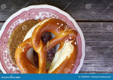 Weisswurst Con El Pretzel Hecho En Casa Foto de archivo - Imagen de carne, comida: 72580506