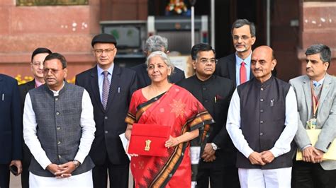 Nirmala Sitharaman dons bright red saree with temple border for Budget 2023 - Hindustan Times