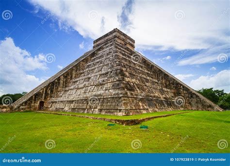 Kukulkan Pyramid in Chichen Itza Stock Image - Image of chichenitza ...