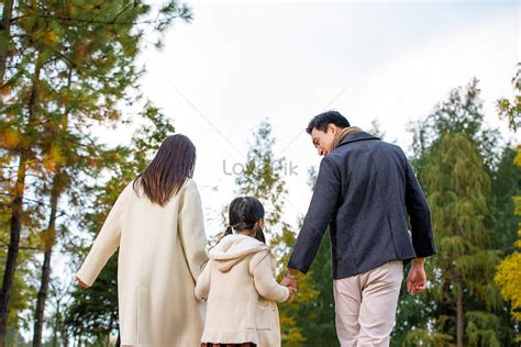 Family Walking In The Park Picture And HD Photos | Free Download On Lovepik