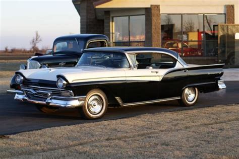 1957 Ford Fairlane - Information and photos - MOMENTcar