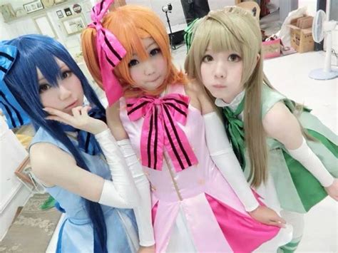 Amilia mit ihren zwei besten Freundinnen (sie ist Kotori, blau Umi, blond Hanayo - Love Live ...