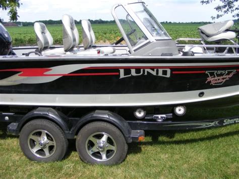 Used 18' 4" Lund Pro V 2002 Aluminum boat and roller trailer for sale ...