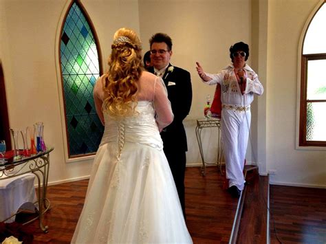 Elvis marrying couple Las Vegas style