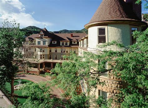 4 Amazing Hotels Near Garden of the Gods