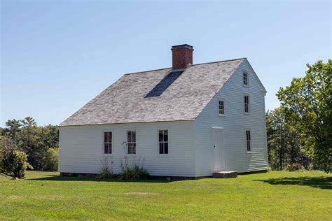 What Is a Saltbox House? Learn the Story Behind the Classic New England Style | Better Homes ...