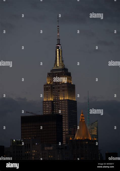 Empire State Building top light at night Stock Photo - Alamy