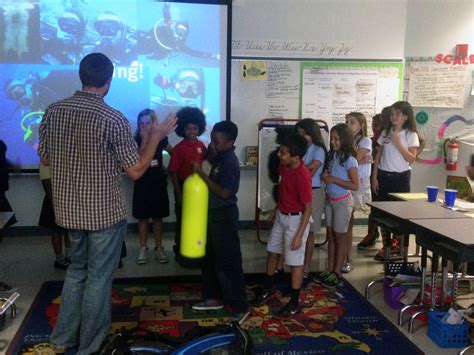 Studivan presents at Lawnwood Elementary School - Coral Reef Health and Ecology Lab