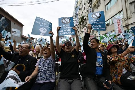 Taiwan Independence Supporters Protest in Warning to Tsai - Bloomberg